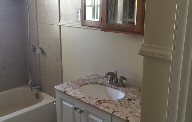 2 bedroom 1 bath freshly painted in Redford