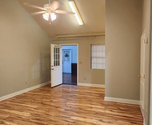 Studio, 1 bath, 650 sqft, $1,050, Unit Unit 116