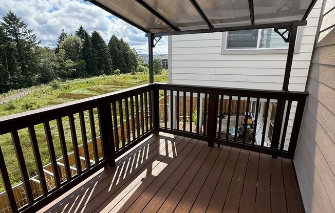 17820 SW Maiden Court ~ MOVE-IN SPECIAL $500 Off 1st Month's Rent!! Amazing Tri-Level Home