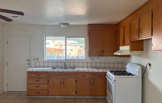 SINGLE-STORY RENTAL OPPORTUNITY! AMPLE SQUARE FOOTAGE. 2 BEDROOM/1 BATHROOM! LARGE COUNTRY KITCHEN!