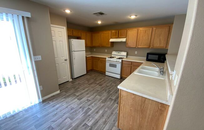 GORGEOUS HOME IN NICE COMMUNITY