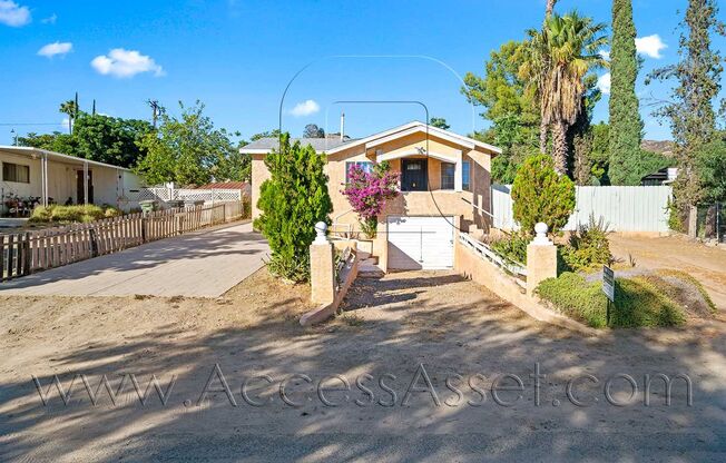 Charming 3 Bed/1.5 Bath In The Heart Of Lake Elsinore!