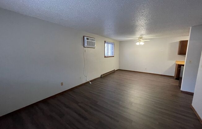 2 beds, 1 bath, $795, Unit Apt 2