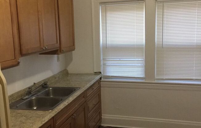 2 beds, 1 bath, $950, Unit Unit ONE