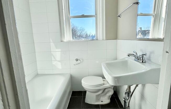 1 bed, 1 bath, 500 sqft, $950, Unit B-32