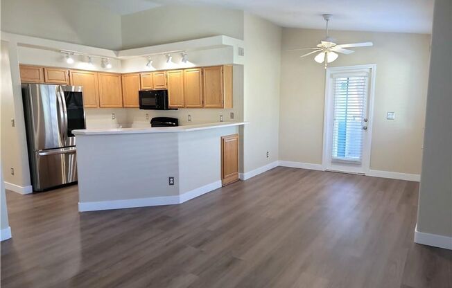 Bright Upstairs Condo with Vaulted Ceilings, Fireplace & Prime Location!