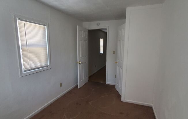 3 beds, 1 bath, 875 sqft, $1,095