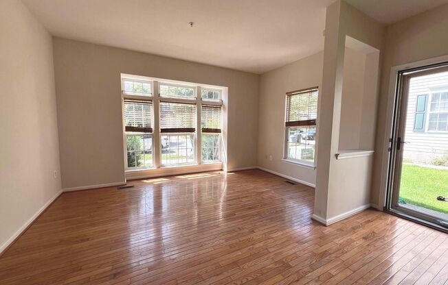 Beautiful End of Group 3bd 2/2bth Townhome with attached 1 Car Garage in Owings MIlls New Town