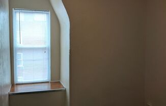 3 beds, 1 bath, $1,950, Unit 3