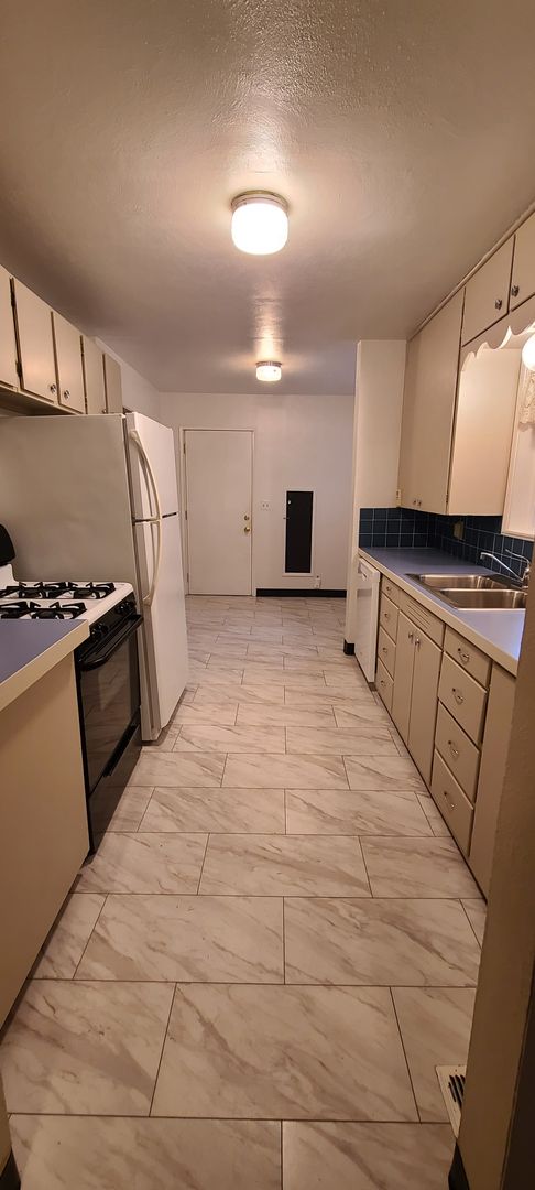 2 beds, 1 bath, $1,900