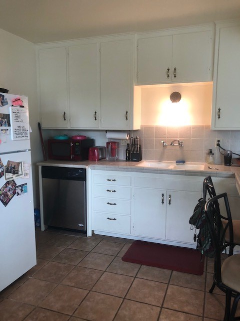 Spacious  2 bed / 1 bath upper floor Unit in OB