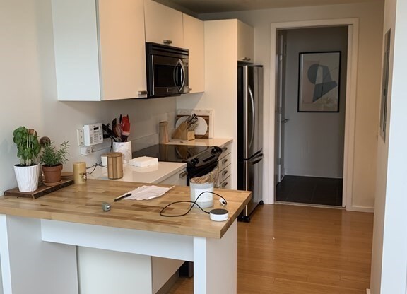 1 bed, 1.5 baths, 826 sqft, $3,350, Unit 527