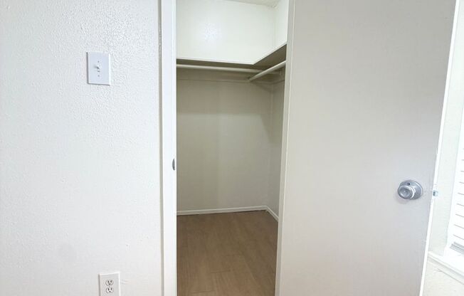 1 bed, 1 bath, 700 sqft, $1,024, Unit LAW11-215