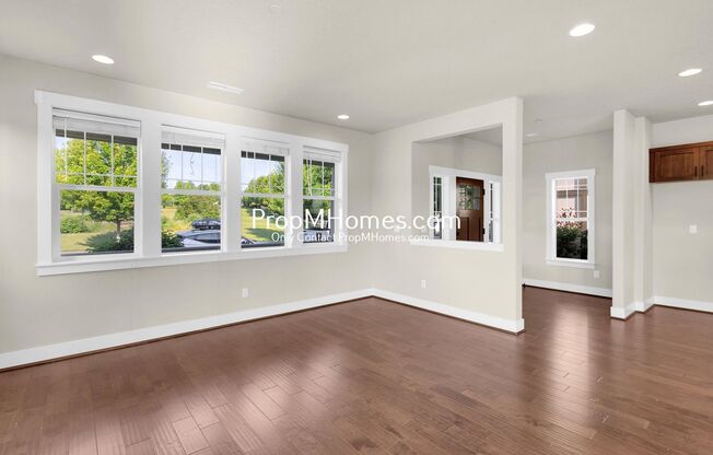 Luxury Four Bedroom Home in Villebois - Corner Lot!