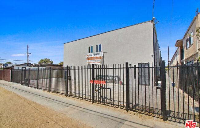 649 W 92 ST