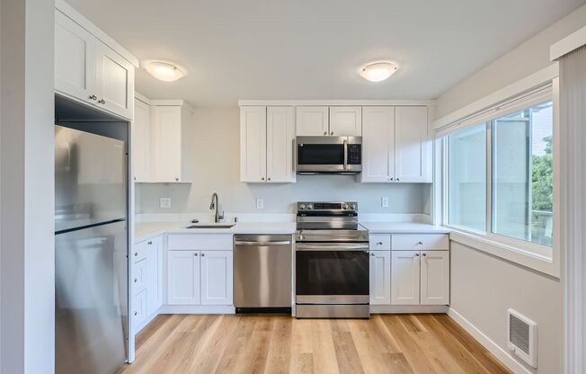 Spacious Apartment on Alki Beach!