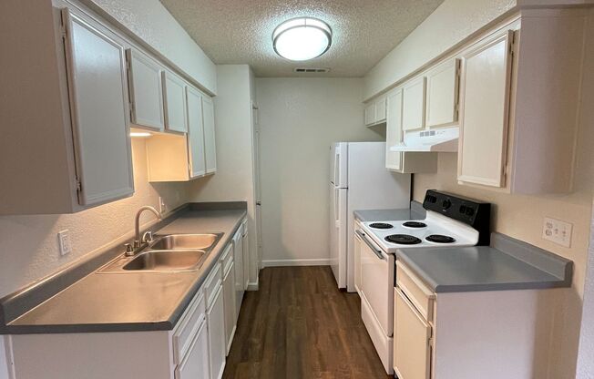 2 beds, 1 bath, 993 sqft, $1,595, Unit 13-18