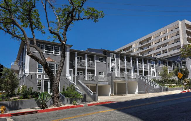 1105 Alta Loma Rd
