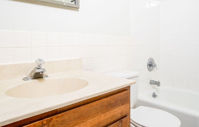 2 beds, 1 bath, 1,000 sqft, $1,450, Unit 2210-105