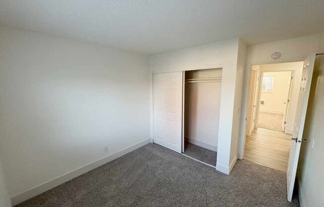 3 beds, 1 bath, 800 sqft, $1,595, Unit 52