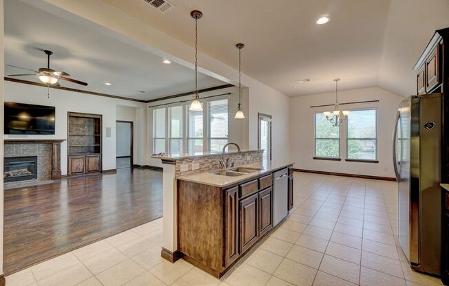 4 Bedroom, 2 1/2 Bathroom Available now in Edmond!