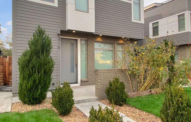 Modern 4BD, 3BA LoHi Townhome with Rooftop Deck