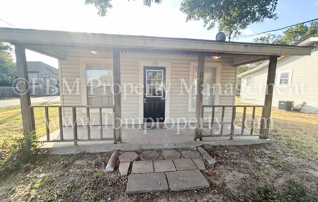 105 E Margurite Ln - Beautiful Studio, 1 Bathroom located in Garrett, TX!