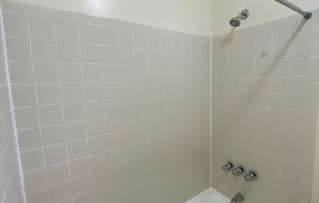 2 beds, 1 bath, $2,300, Unit B42