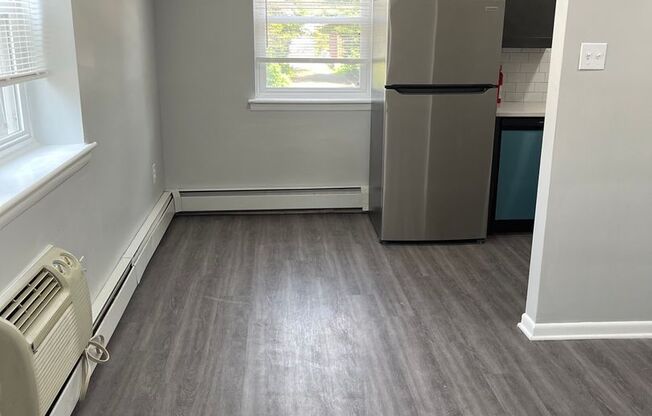 2 beds, 1 bath, 800 sqft, $1,695, Unit D - 33