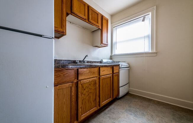 1931 E 71st