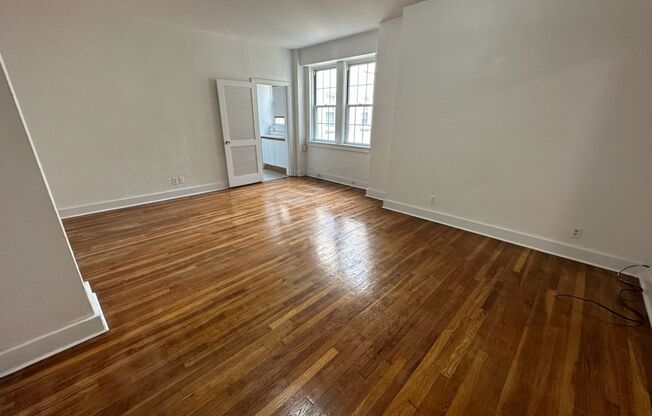 Studio, 1 bath, 321 sqft, $1,250, Unit New King Edward 8A4