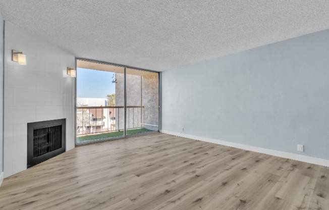 725 N ROYAL CREST CIR