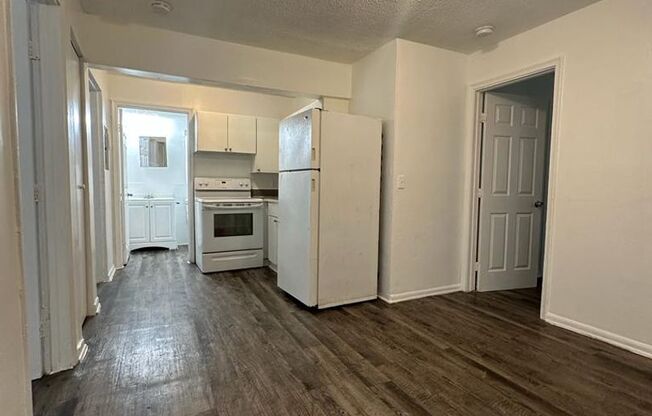 3 beds, 1 bath, 880 sqft, $2,300, Unit 5200-9