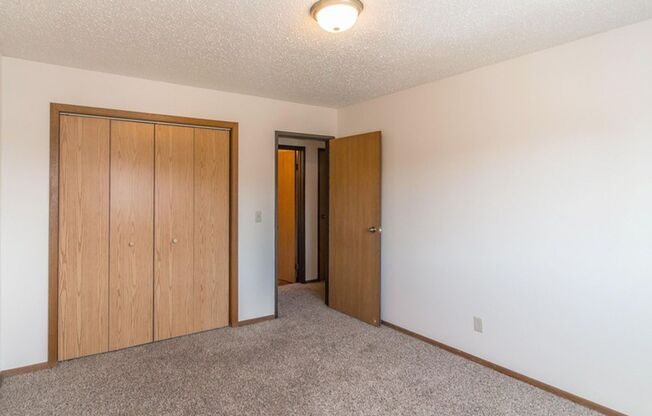 2 beds, 1 bath, 800 sqft, $899, Unit 670-04