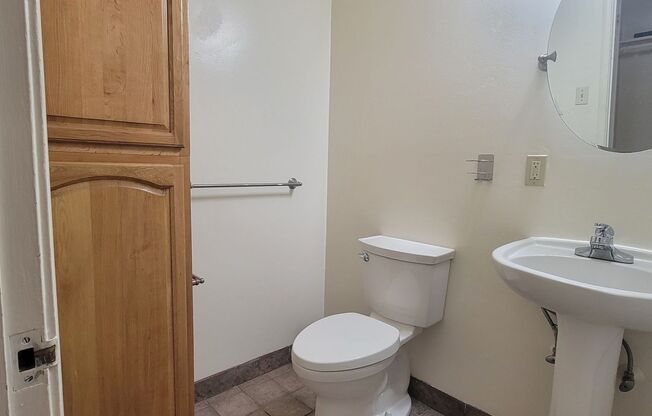 2 beds, 1 bath, $2,600, Unit D