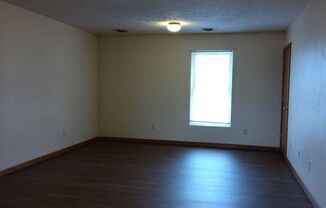 3 beds, 1 bath, 1,034 sqft, $995, Unit Apt. B