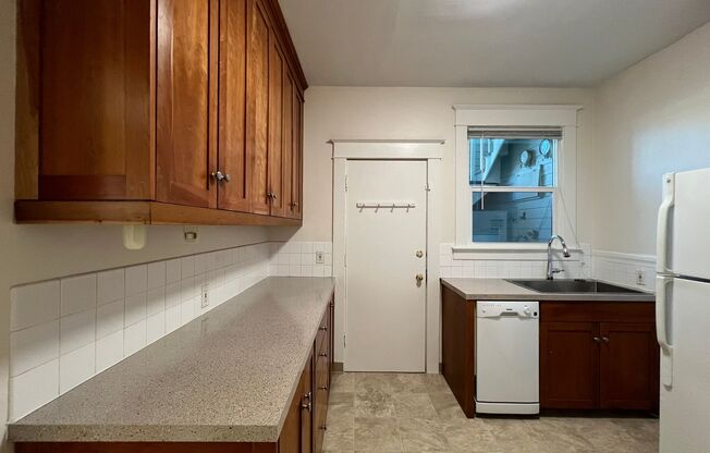 1 bed, 1 bath, 1,000 sqft, $1,550, Unit 421