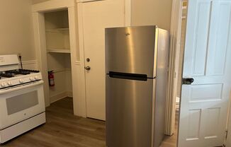 1 bed, 1 bath, $1,150, Unit 145 E. Vine St. Apt. 4