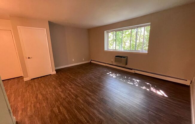 2 beds, 1 bath, $1,425, Unit 107
