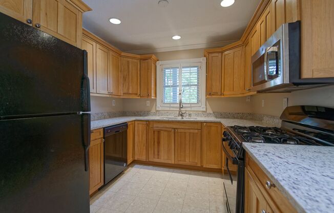 2 BR/1BA condo in great location at Dunwoody Lakes