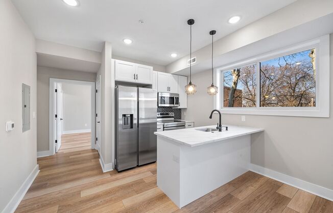 2 beds, 2 baths, 858 sqft, $1,749, Unit 212