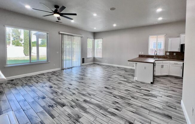 $2,895 Fowler & Church, Spacious 3 Bedroom Home with 3 Car Garage - Shirley Ave, Fresno