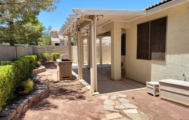 STUNNING FULLY FURNISHED SINGLE STORY HOME IN GATED COMMUNITY!!