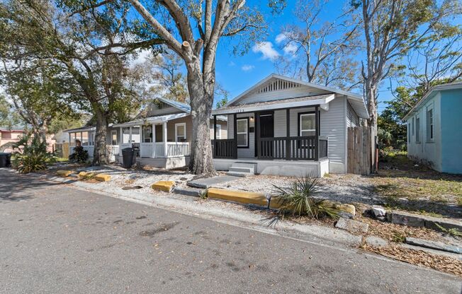 Cute 2bdrm/1bath house with large fenced yard Section 8 OK**
