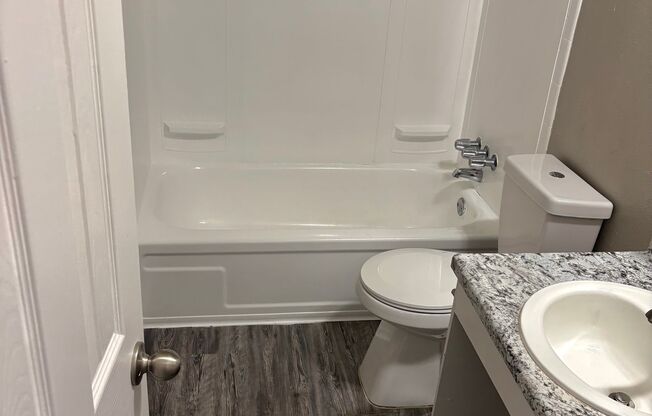 2 beds, 1.5 baths, 832 sqft, $869, Unit 135