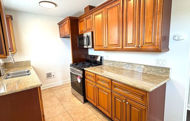 Adorable Beach-Close 2 Bedroom Bungalow in Time for Summer!
