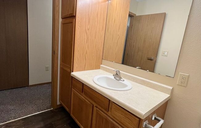 3 beds, 1 bath, 1,044 sqft, $895, Unit 18