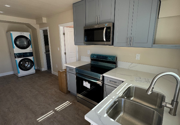 921 E 6 ST