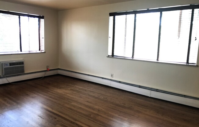 Bright And Updated 1 BD/1BTH Condo in Capitol Hill!! Water, Sewer, Trash, Gas Included!!