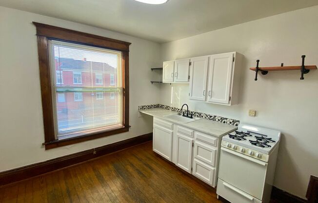 2 beds, 1 bath, $1,450, Unit 1015 W. 14th Ave. - B